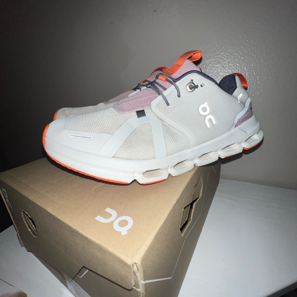 On Cloud Cloud Sky white/mauve big kids 5.5